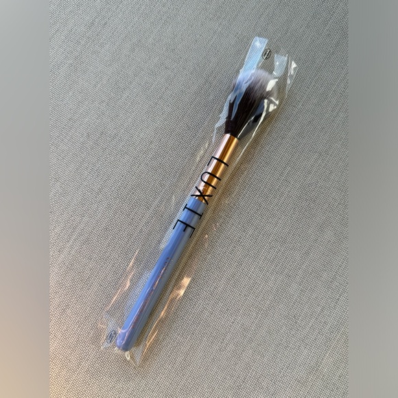 Luxie 640 Pro Precision Tapered Brush - Picture 2 of 4